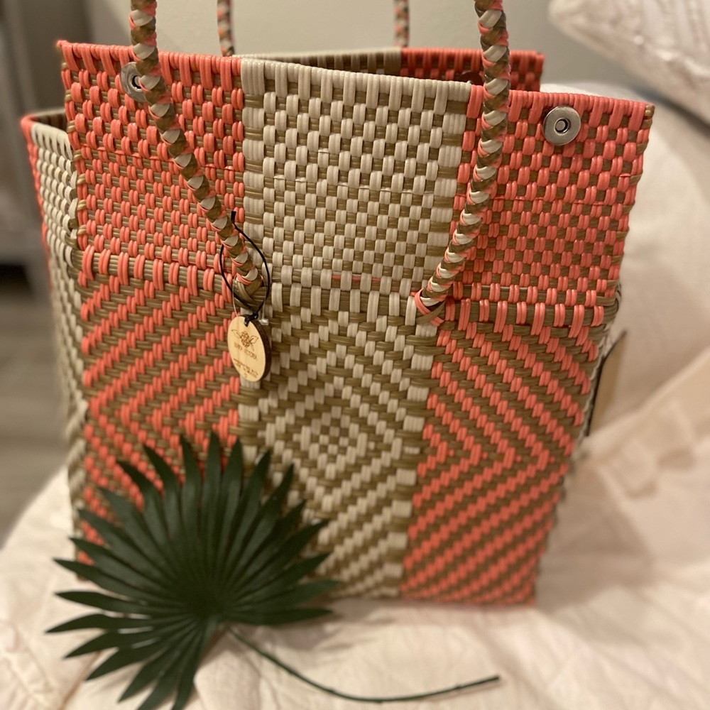 🧡NWT Coral and gold Maria Victoria bag! Made in Mexico and very unique